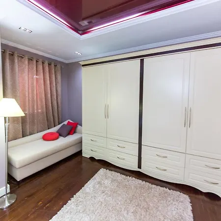 Bujtina Vila 10 بيت ضيافة