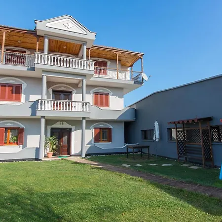 Bujtina Vila 10 بيت ضيافة