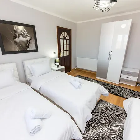 Bujtina Vila 10 بيت ضيافة