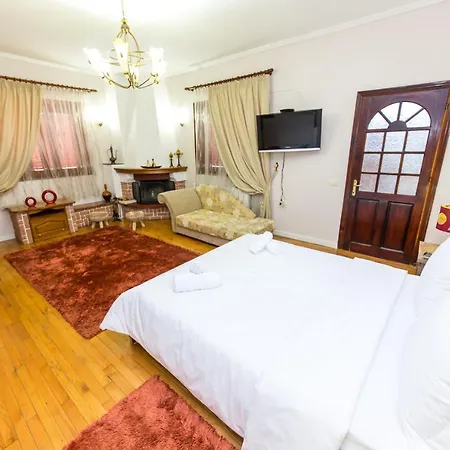 Bujtina Vila 10 بيت ضيافة كورتشي
