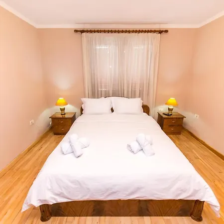 Bujtina Vila 10 بيت ضيافة كورتشي