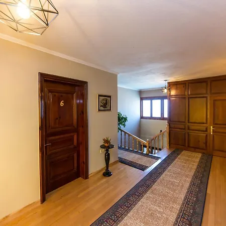Bujtina Vila 10 بيت ضيافة *